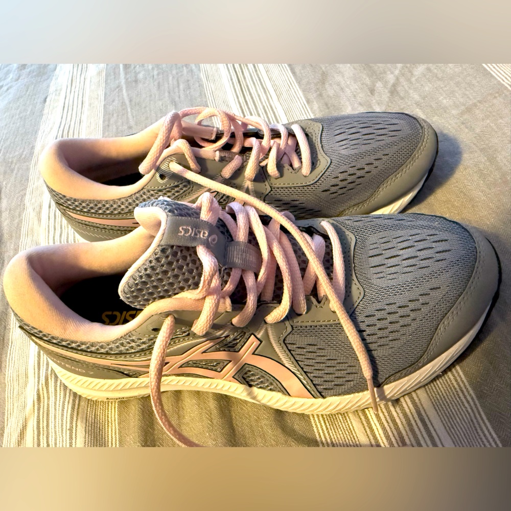 FLASH sale!! ASICS Like new condition ! Womens size 8